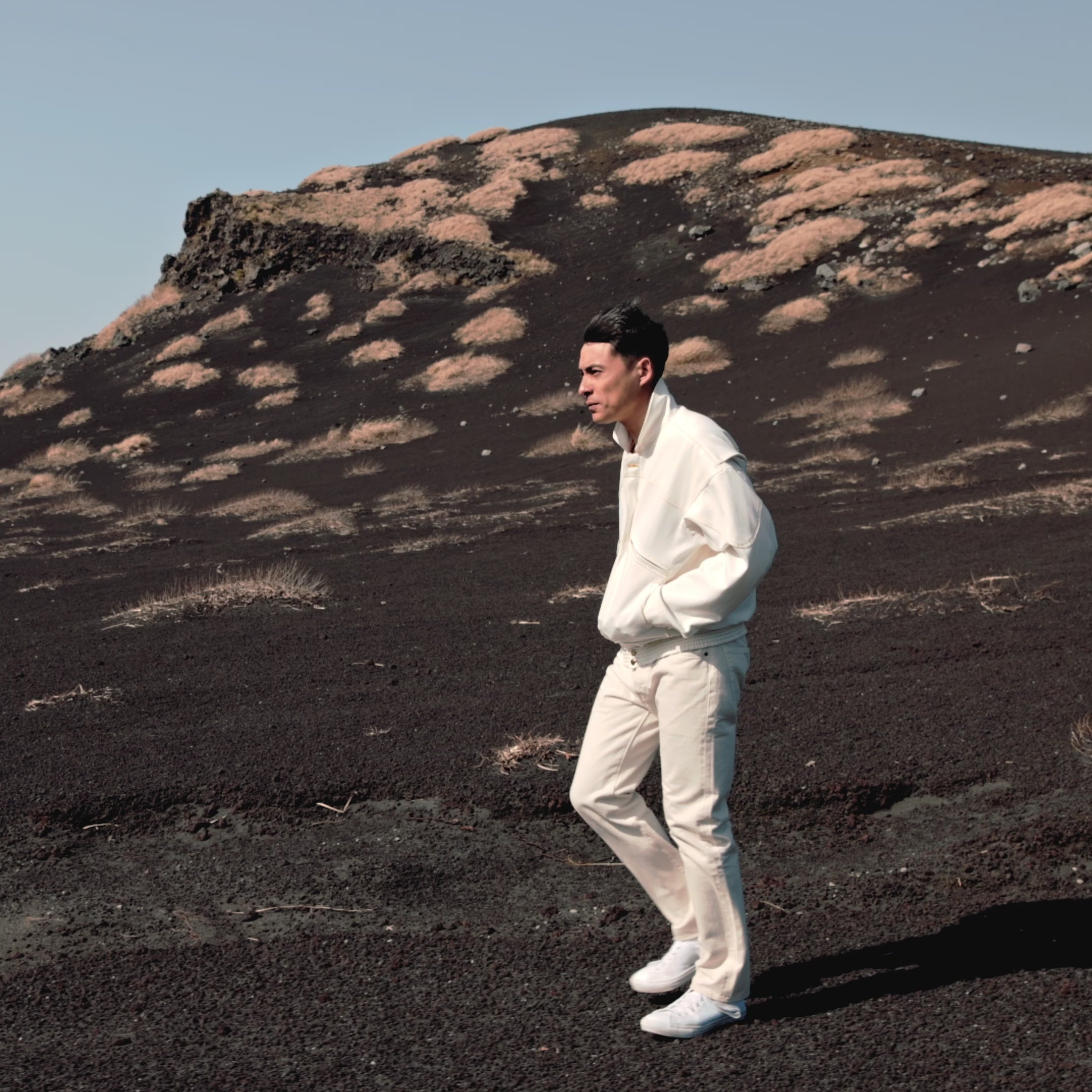 載入影片：影片展示了 CAPITÁN STRATOCRUISER 夾克，描繪了一名男子在火山旁行走的情景。